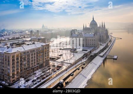 Budapest, Ungheria - tetti nevosi di Budapest in Piazza Kossuth con il Parlamento dell'Ungheria in inverno Foto Stock