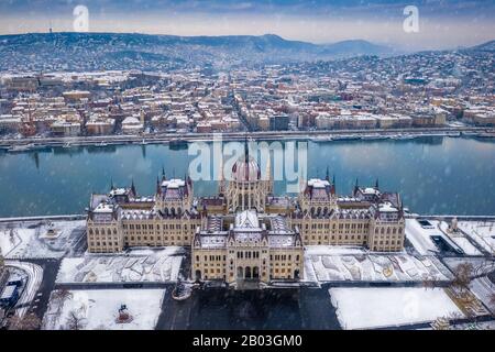 Budapest, Ungheria - veduta aerea del Parlamento ungherese in inverno con nevica Foto Stock