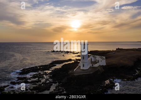 Vista aerea di Praia de Dona Maria Pia faro in Santiago - capitale delle Isole di Capo Verde - Cabo Verde Foto Stock