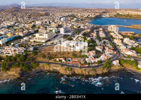 Vista aerea della città di Praia a Santiago - capitale delle Isole di Capo Verde - Cabo Verde Foto Stock