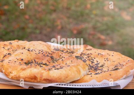 georgiano khachapuri megruli con formaggio sulla strada sotto il sole caldo Foto Stock