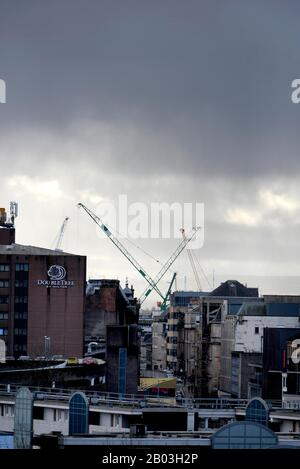 Glasgow, Scozia, Regno Unito. 18th febbraio 2020. Dopo una settimana di essere stato colpito dalla tempesta Dennis e dalla gente di Ciara a Glasgow tornare all'aria aperta. Credito: Chris Mcnulty/Alamy Live News Foto Stock