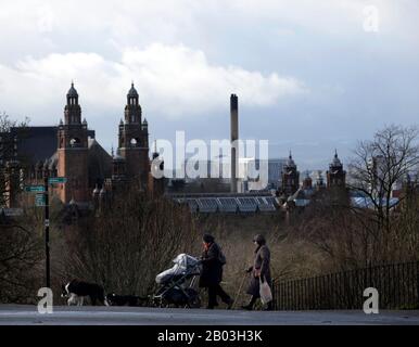 Kelvingrove Park, Glasgow, Scozia, Regno Unito. 18th febbraio 2020. Dopo una settimana di essere stato colpito dalla tempesta Dennis e dalla gente di Ciara a Glasgow tornare all'aria aperta. Credito: Chris Mcnulty/Alamy Live News Foto Stock