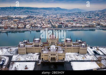 Budapest, Ungheria - veduta aerea del Parlamento ungherese in inverno con nevica Foto Stock