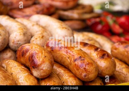 Salsicce alla griglia. Primo piano della salsiccia alla brace. Fatti in casa a base di salsicce. Salsicce bavaresi Foto Stock