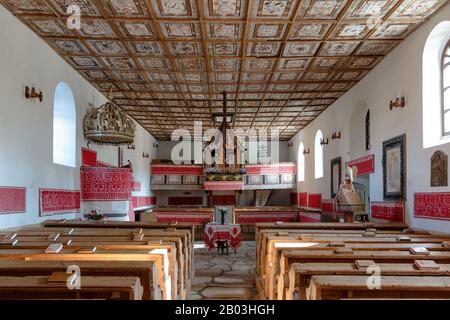 All'interno di una chiesa riformata ungherese a Korosfo, Transilvania con soffitto a cassetta Foto Stock