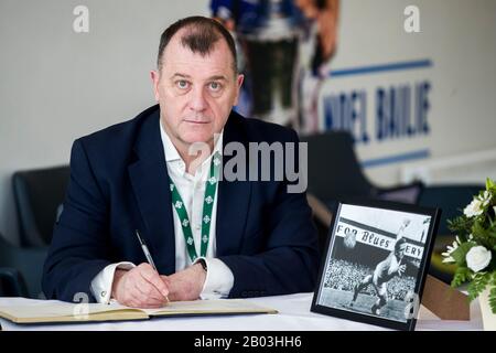 Patrick Nelson, Chief Executive dell'IFA, firma il libro delle condoglianze alla leggenda del calcio del Manchester United e dell'Irlanda del Nord Harry Gregg, morto domenica, presso lo stadio nazionale di calcio del Windsor Park di Belfast. Foto Stock