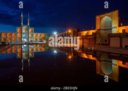 Moschea Chakhmaq e la sua riflessione in piscina, al crepuscolo, a Yazd, Iran Foto Stock