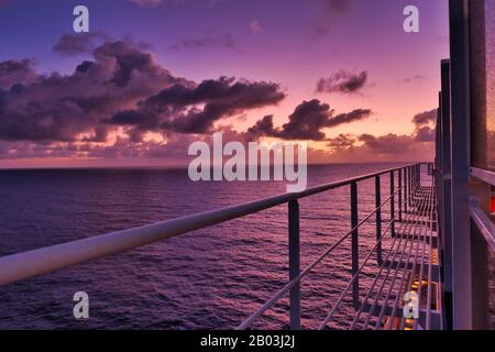 I Tramonti Di Maestà Viola Sull'Oceano Foto Stock