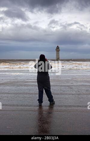 Scattare una foto del faro di Fort Perch a New Brighton Wallasey durante la tempesta Ciara Foto Stock