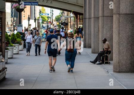 New York, USA - 23 giugno 2019: Persone che camminano per le strade di Manhattan Foto Stock