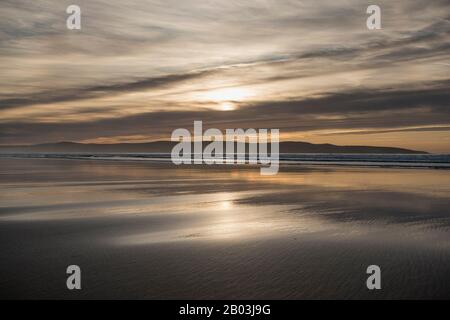 Il tramonto è stato catturato a Gwitian Beach, nel nord della Cornovaglia, nel Regno Unito Foto Stock