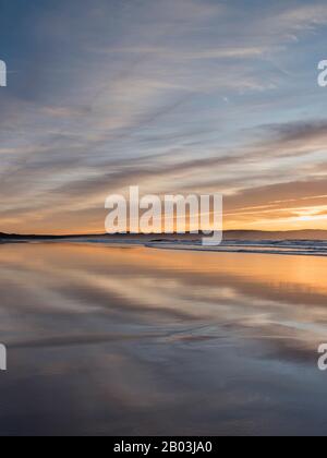 Il tramonto è stato catturato a Gwitian Beach, nel nord della Cornovaglia, nel Regno Unito Foto Stock