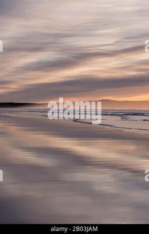 Il tramonto è stato catturato a Gwitian Beach, nel nord della Cornovaglia, nel Regno Unito Foto Stock