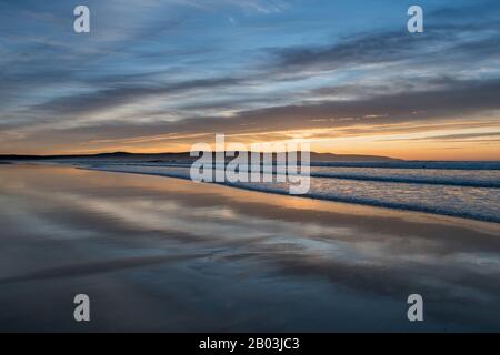 Il tramonto è stato catturato a Gwitian Beach, nel nord della Cornovaglia, nel Regno Unito Foto Stock