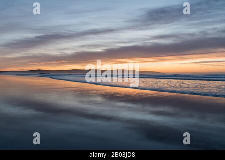 Il tramonto è stato catturato a Gwitian Beach, nel nord della Cornovaglia, nel Regno Unito Foto Stock