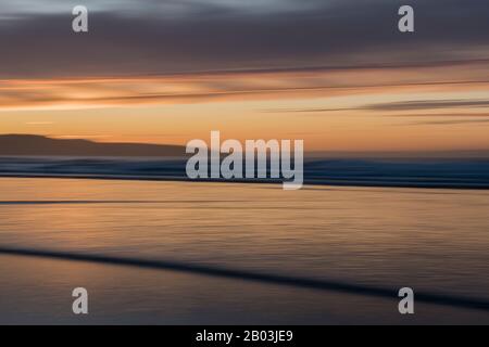 Il tramonto è stato catturato a Gwitian Beach, nel nord della Cornovaglia, nel Regno Unito Foto Stock