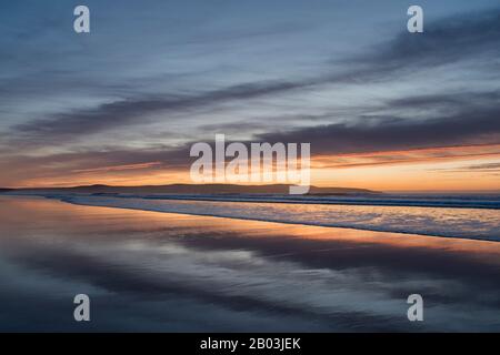 Il tramonto è stato catturato a Gwitian Beach, nel nord della Cornovaglia, nel Regno Unito Foto Stock