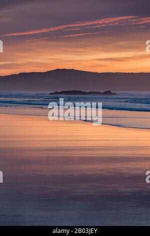 Il tramonto è stato catturato a Gwitian Beach, nel nord della Cornovaglia, nel Regno Unito Foto Stock