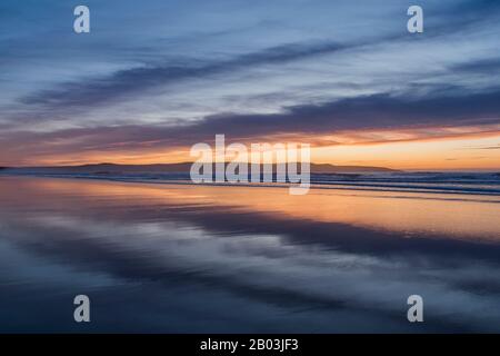 Il tramonto è stato catturato a Gwitian Beach, nel nord della Cornovaglia, nel Regno Unito Foto Stock