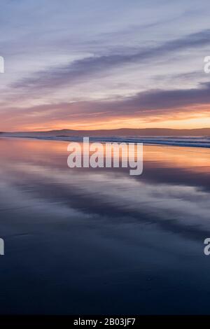 Il tramonto è stato catturato a Gwitian Beach, nel nord della Cornovaglia, nel Regno Unito Foto Stock