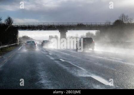 Una vista del passeggero sulle cattive condizioni di guida a sud sulla M! Autostrada nel Derbyshire UK durante la Storm Dennis il 16/2/2020. Foto Stock