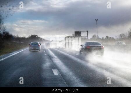 Vista del passeggero sulle cattive condizioni di guida che viaggiano verso sud sulla M! Autostrada nel Derbyshire UK durante la Storm Dennis il 16/2/2020. Foto Stock