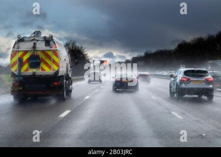 Vista del passeggero sulle cattive condizioni di guida che viaggiano verso sud sulla M! Autostrada nel Derbyshire UK durante la Storm Dennis il 16/2/2020. Foto Stock