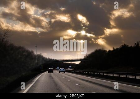 Una visione da parte dei passeggeri di Storm Dennis che si sta gradualmente liberando viaggiando verso ovest sulla A42 nel Leicestershire UK il 16/2/2020 Foto Stock