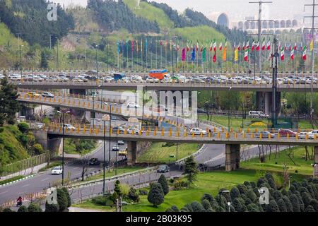 Strade e traffico automobilistico a Teheran, capitale dell'Iran. Foto Stock