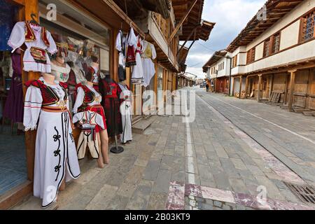 Negozio che vende costumi nazionali del Kosovo su strada acciottolata, in Gjakova, Kosovo Foto Stock