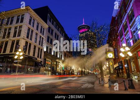 Vancouver, British Columbia, Canada - 14 febbraio 2020: Scena notturna nella famosa parte storica della città, Gastown, prima di una colorata alba mattutina. Foto Stock