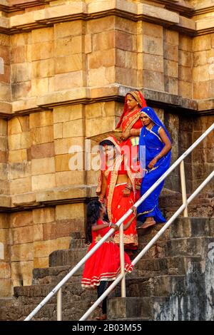 Adoratori che scendono le scale di un tempio, Khajuraho, Madhya Pradesh Stato, India Foto Stock