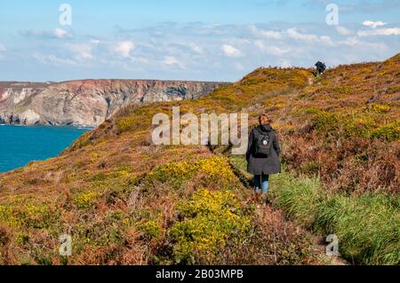 I Ramblers camminano lungo il sentiero costiero a St Agnes Head sulla loro strada per Trevaunance Cove in Cornwall, Inghilterra. Foto Stock
