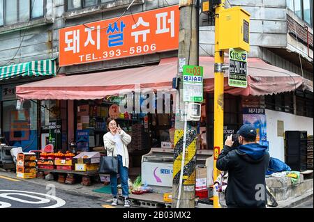 Seoul, Corea Del Sud. 18th Feb, 2020. I fan del film 'Parassita' scattano foto al di fuori del mercato Dwaejissal a Seoul sabato 15 febbraio 2020. Il negozio è diventato un'attrazione turistica dalla sua comparsa nel film vincitore di Oscar 'Parassita' dal regista Bong Joon-ho. Foto di Thomas Maresca/UPI Credit: UPI/Alamy Live News Foto Stock