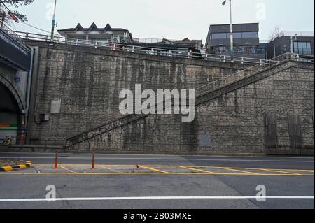 Seoul, Corea Del Sud. 18th Feb, 2020. Le scale che conducono al Tunnel di Jahamun a Seoul sono diventate una destinazione turistica per gli appassionati del film vincitore di Oscar 'Parassita' dal regista Bong Joon-ho. Le scale, viste il sabato 15 febbraio 2020, sono state usate come location nel film. Foto di Thomas Maresca/UPI Credit: UPI/Alamy Live News Foto Stock