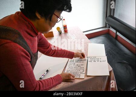 Seoul, Corea Del Sud. 18th Feb, 2020. EOM Han-gi, il proprietario di Pizza Sky a Seoul, mostra il libro degli ospiti firmato dai visitatori del suo ristorante sabato 15 febbraio 2020. Il negozio di pizza è diventato una destinazione turistica dal suo aspetto nel film vincitore di Oscar 'Parassita' dal regista Bong Joon-ho. Foto di Thomas Maresca/UPI Credit: UPI/Alamy Live News Foto Stock