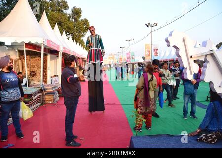 Delhi, India. 18th Feb, 2020. Visitatori al festival.Hunar Haat festival a India Gate Prati in Rajpath, è organizzato dal Ministero dell'Unione degli Affari Delle Minoranze. Il festival delle abilità di 10 giorni si svolge dal 13 al 23 febbraio con maestri artigiani, artigiani ed esperti culinari, tra cui oltre il 50% delle donne, provenienti da tutto il paese che partecipano all'Haat. Credit: Sopa Images Limited/Alamy Live News Foto Stock