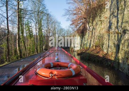 Vista da un battello a narrowboat che viaggia in un paesaggio rurale inglese sul canale navigabile britannico Foto Stock