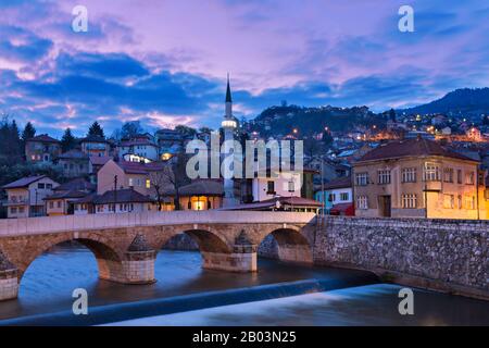 Skyline della città vecchia all'alba a Sarajevo, Bosnia ed Erzegovina Foto Stock