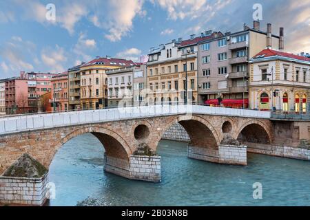 Ponte Latino e le case sul fiume Miljacka a Sarajevo, Bosnia-Erzegovina Foto Stock