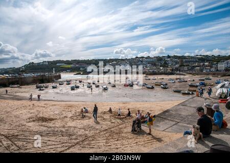 Vista su St Ives in Cornovaglia attraverso Harbor Sand con bassa marea verso il molo Smeatons e la spiaggia di Porthminster in lontananza. Foto Stock