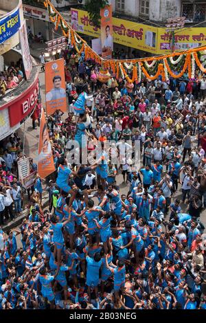 L'immagine della piramide umana che rompe dahi Handi nel festival a Mumbai, Maharashtra, India Foto Stock