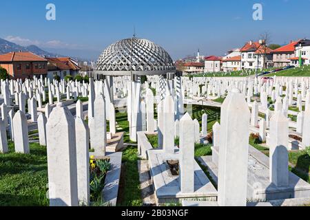 Cimitero musulmano dedicato alle vittime della guerra bosniaca, a Sarajevo, Bosnia-Erzegovina Foto Stock