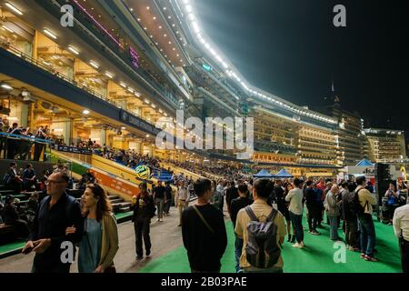 Hong Kong, novembre 2019: Persone al corso di corse ippiche a Hong Kong Jockey Club, Happy Valley Foto Stock