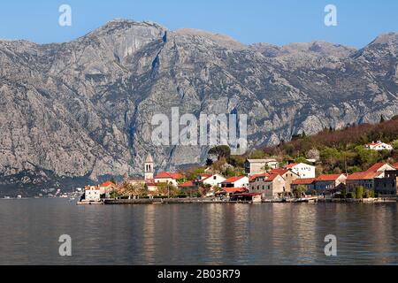 Vista su Perast, piccola città lungo il mare Adriatico, nella baia di Cattaro, Montenegro Foto Stock