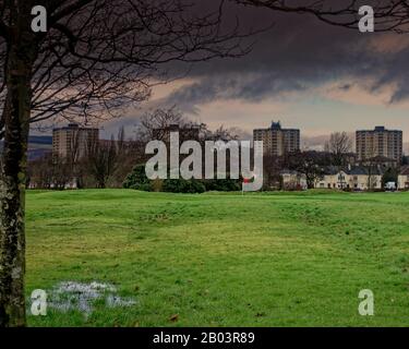 Glasgow, Scotland, UK, 18th February, 2020: Blairdardie appartamenti da campo da golf Knightswood, campi da golf pubblici nella città di chiusura a causa di problemi di finanziamento da parte del consiglio come nuvole grigie appendere sopra Knightswood golf 9 buche con una bandiera rossa che segnala il pericolo. Altri corsi sotto minaccia sono: Littlehill, Lethamhill, Linn Park, Ruchill e Alexandra Park. Tutti rischiano di essere inviati via fax ai tagli di bilancio decisi in una riunione di giovedì. Copywrite Gerard Ferry/ Alamy Live News Foto Stock