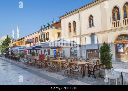 Vista sulla strada pedonale con i suoi caffè e negozi nella città vecchia, a Shkoder, Albania Foto Stock