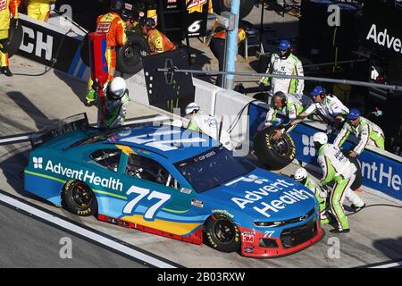 Daytona Beach, Florida, Stati Uniti. 17th Feb, 2020. Ross Chastain (77) corse per la Daytona 500 al Daytona International Speedway di Daytona Beach, Florida. (Immagine di credito: © Stephen A. Arce/ASP) Foto Stock