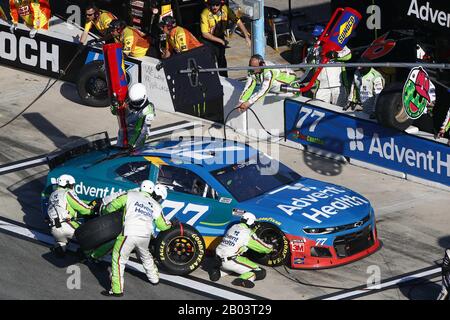 Daytona Beach, Florida, Stati Uniti. 17th Feb, 2020. Ross Chastain (77) corse per la Daytona 500 al Daytona International Speedway di Daytona Beach, Florida. (Immagine di credito: © Stephen A. Arce/ASP) Foto Stock